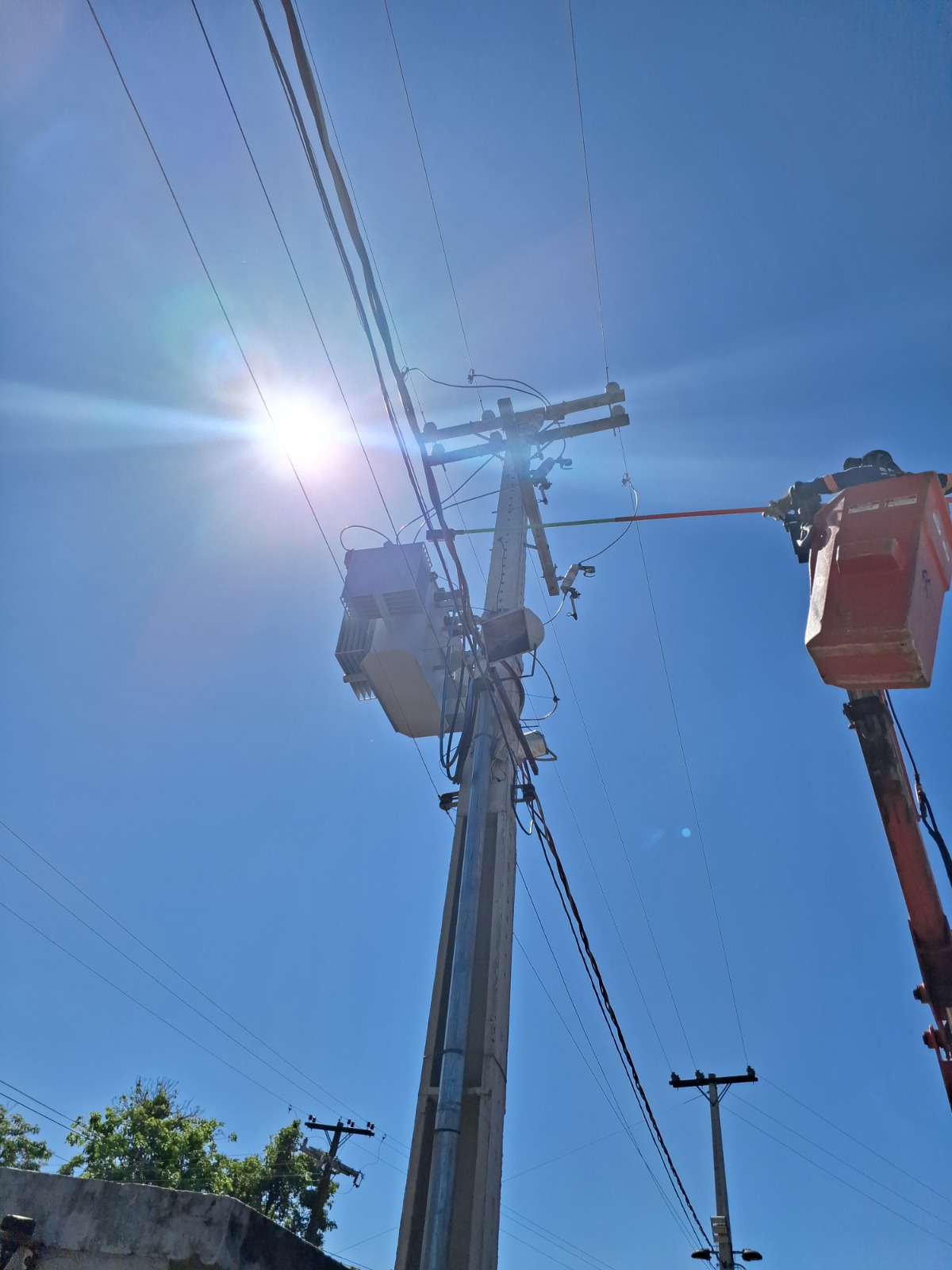 Técnico realizando instalação elétrica industrial