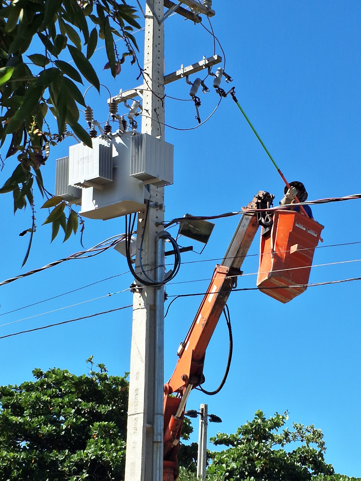 Engenheiro parametrizando relé de proteção em subestação elétrica