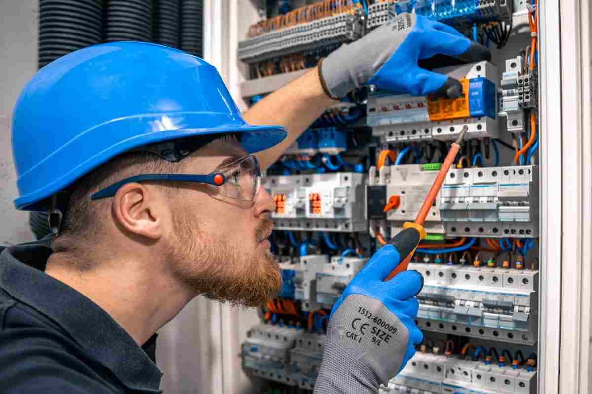 Como é a energização de uma instalação elétrica?